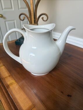 White Porcelain Teapot - Classic Home Dining Pitcher